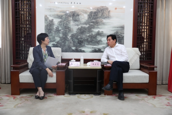 吕瑞浩公参会见清华大学工程物理系副主任杨�t罡一行