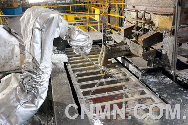 新兴铸管获得实用新型专利授权：“一种球墨铸铁管生产用扒渣装置”