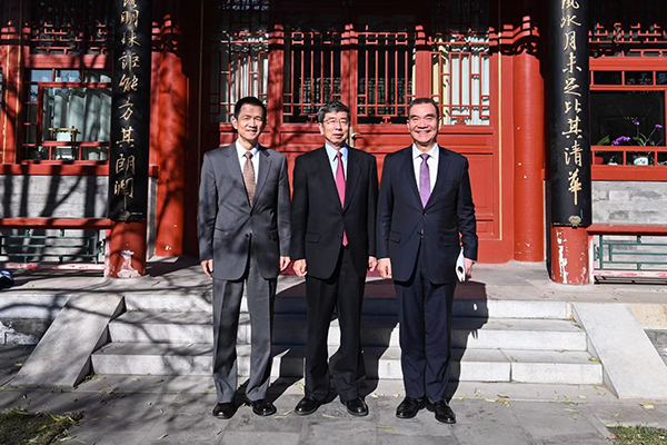亚行副总裁雅斯敏访尼