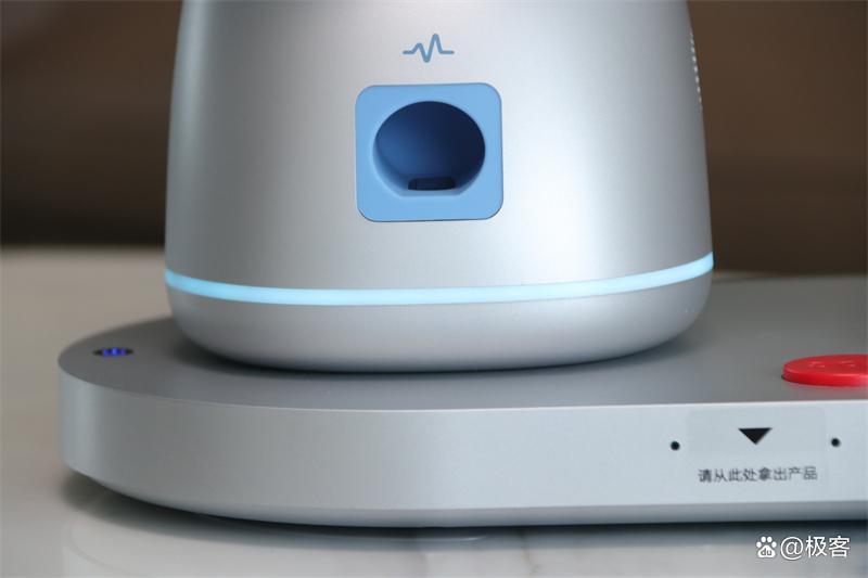 养老机器人守护“夕阳红”