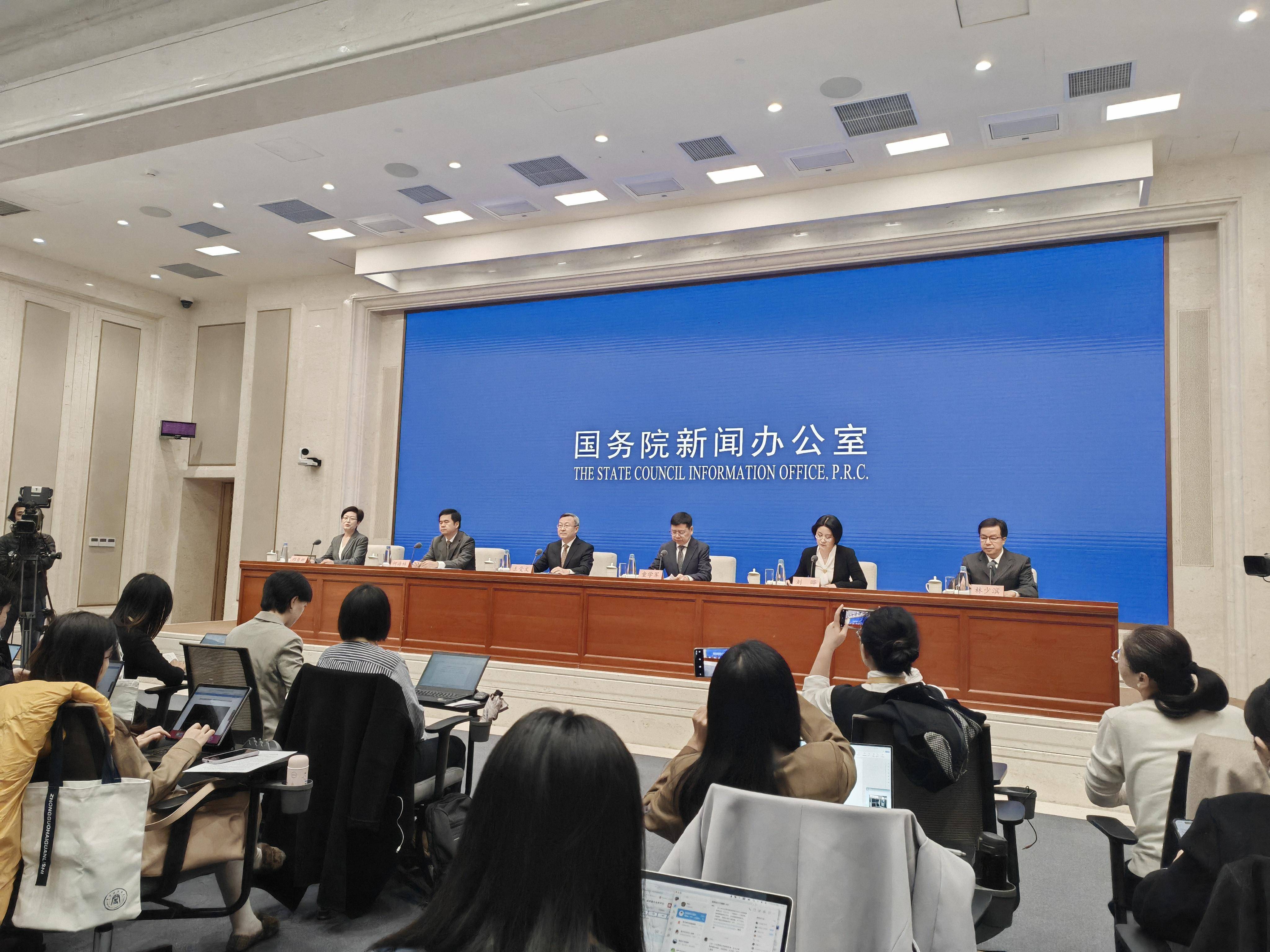 未名宏观|2025年5月汇率月报―美欧货币政策或分化继续，人民币震荡前行