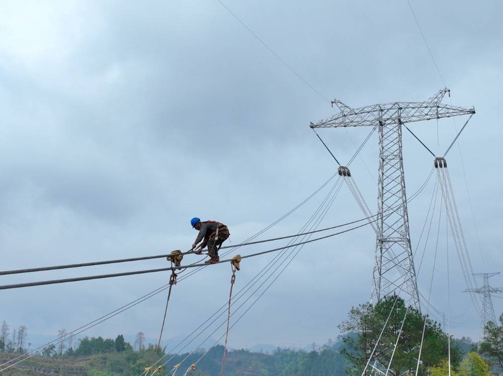 国家电网：哈密-重庆±800千伏特高压直流输电工程投产送电