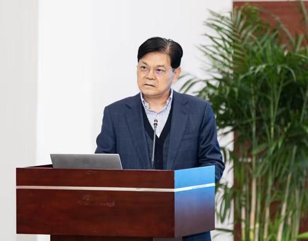 江苏新能：选举陈华为董事长