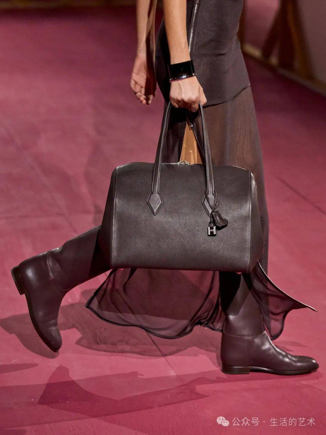 爱马仕2025秋冬女装上海大秀落幕，时尚盛宴引热议