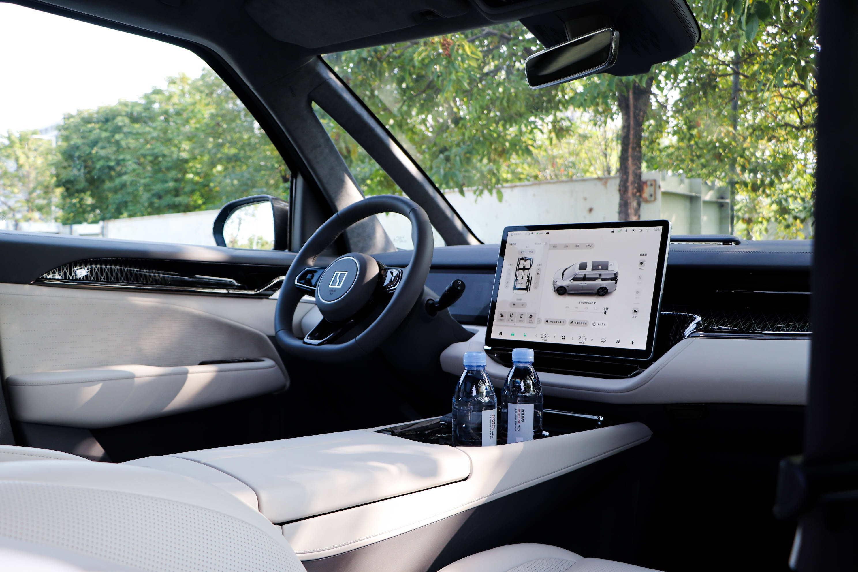 仅用时44个月，极氪第50万台车型009光辉下线