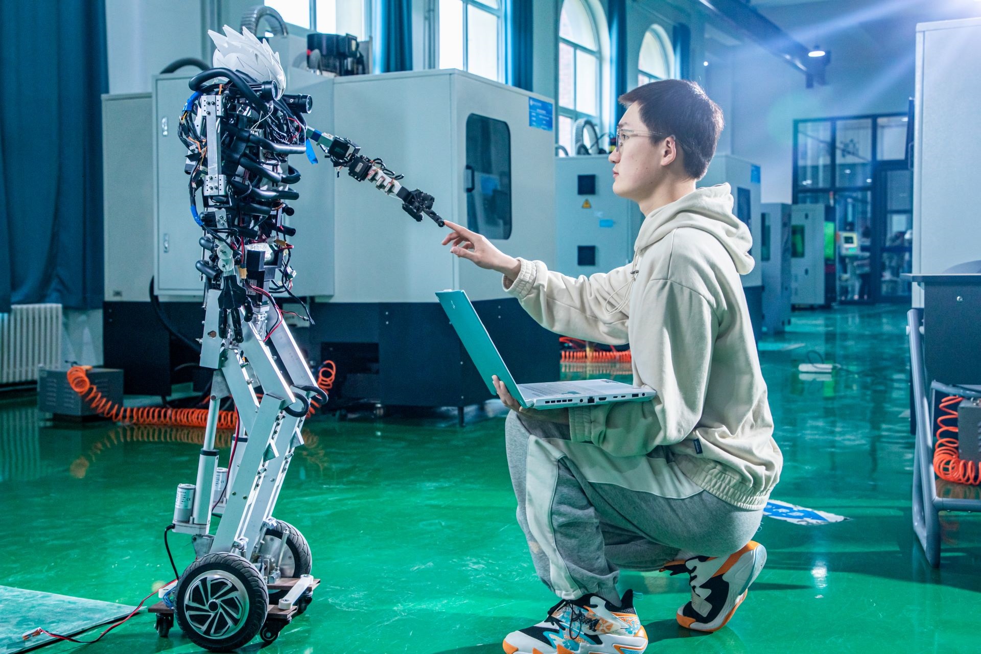 成都今日启动首批智能机器人实景验证