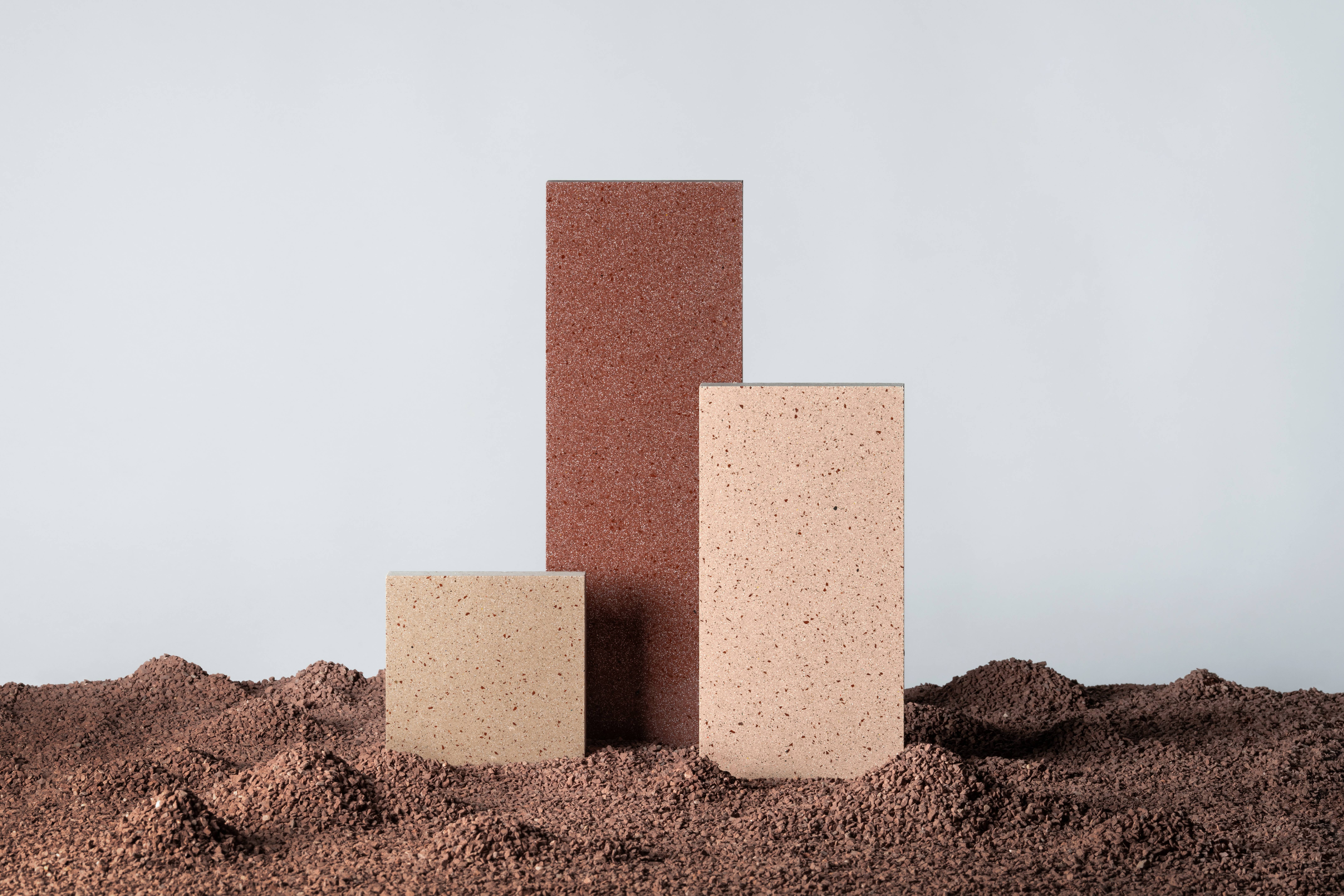 东鹏控股获得外观设计专利授权：“马桶（山河）”