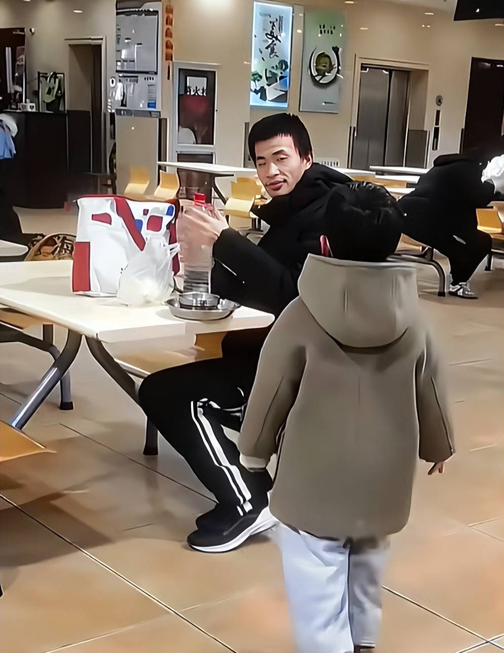 韦东奕就餐遭“贴脸拍摄”，北京网信办出手！超5000个账号被清理！