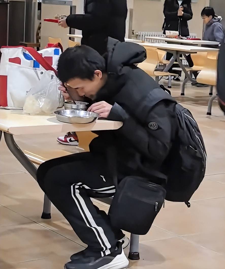 韦东奕就餐遭“贴脸拍摄”，北京网信办出手！超5000个账号被清理！