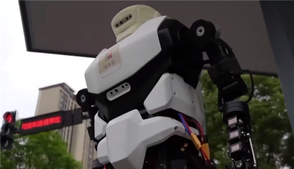 机器人“警察”在成都街头上岗