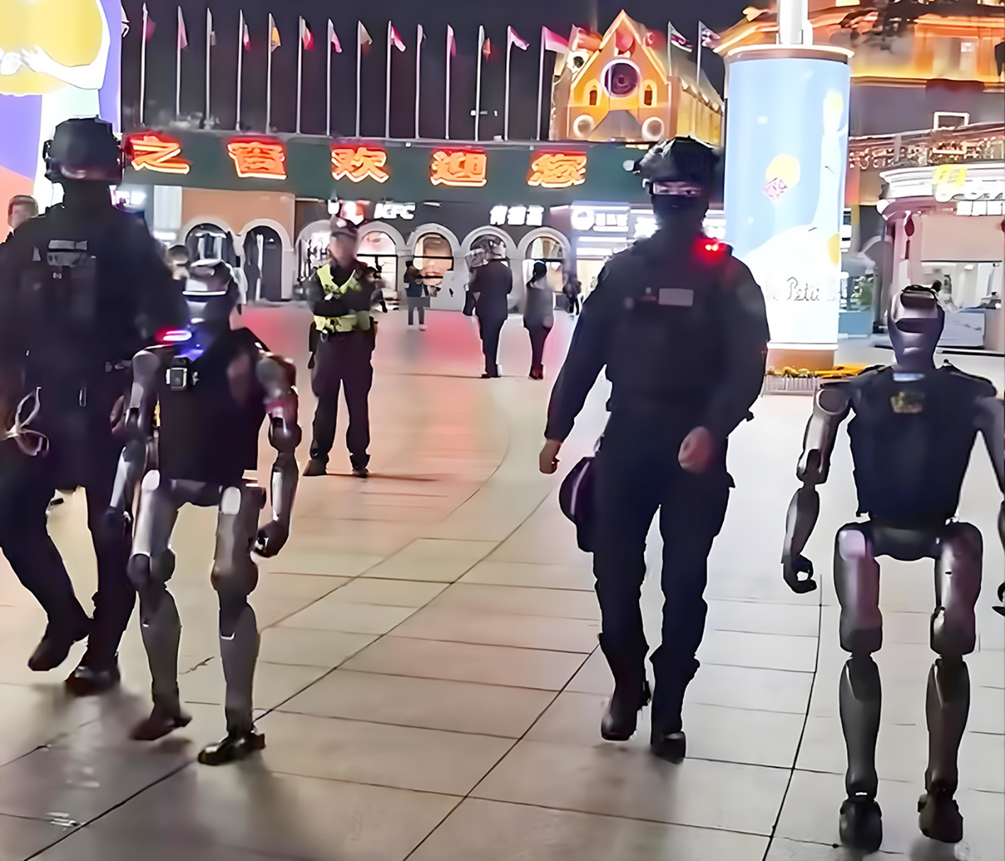 机器人“警察”在成都街头上岗