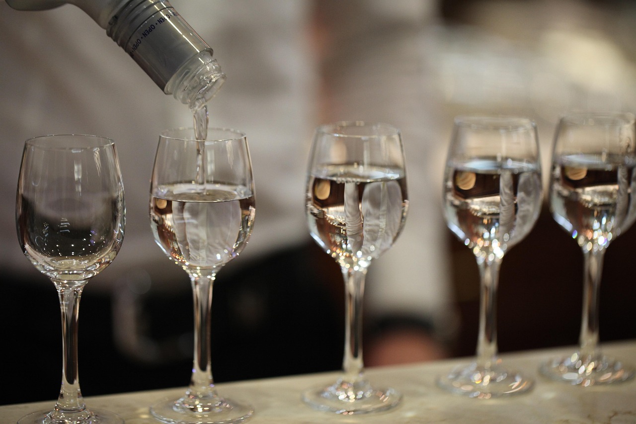 深陷“三杀困局”，酒鬼酒业绩“俯冲式”下滑，“牵手”胖东来寻突围