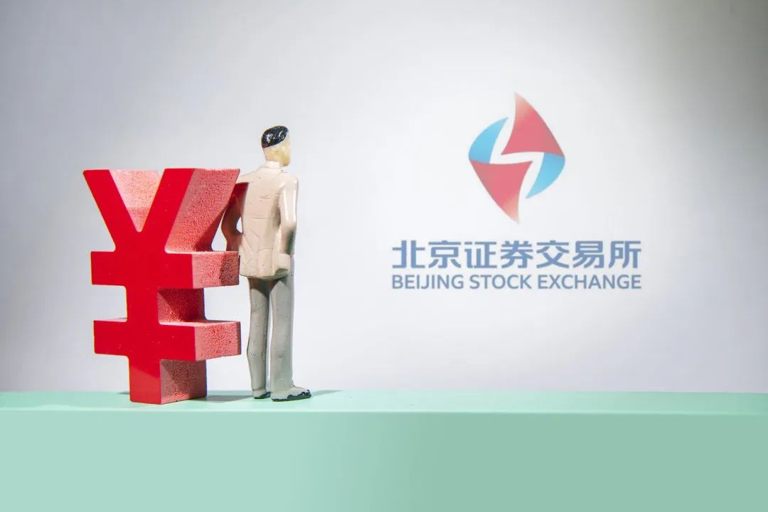 天纺标：7月9日高管郭盛、单学蕾减持股份合计1.11万股