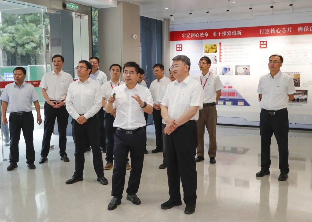 中国电科董事长王海波会见上海电气董事长吴磊