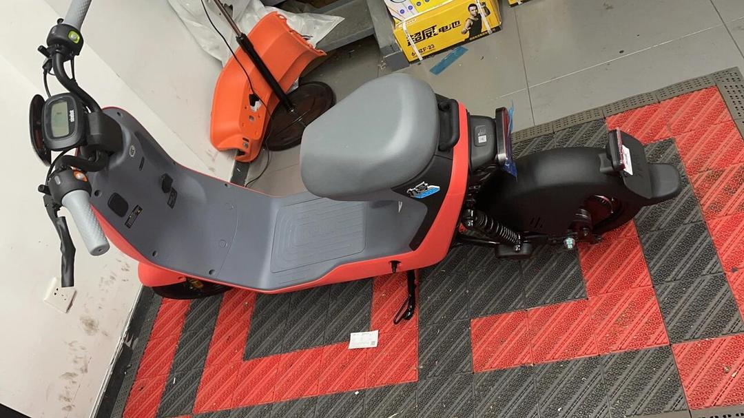 爱玛科技联名黄油小熊发布新品电动两轮车