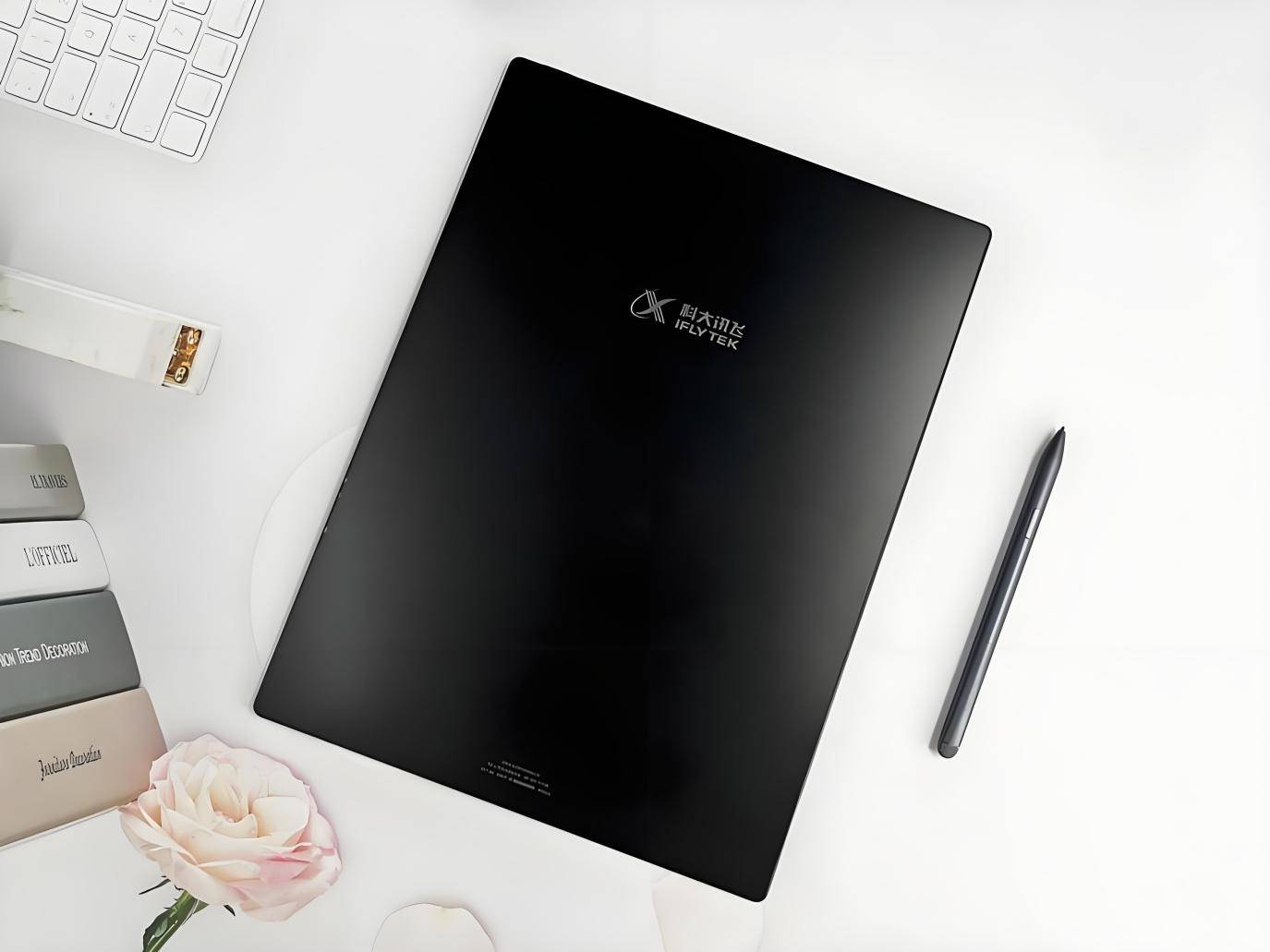 科大讯飞发布全球首款本地大模型智能办公本X5