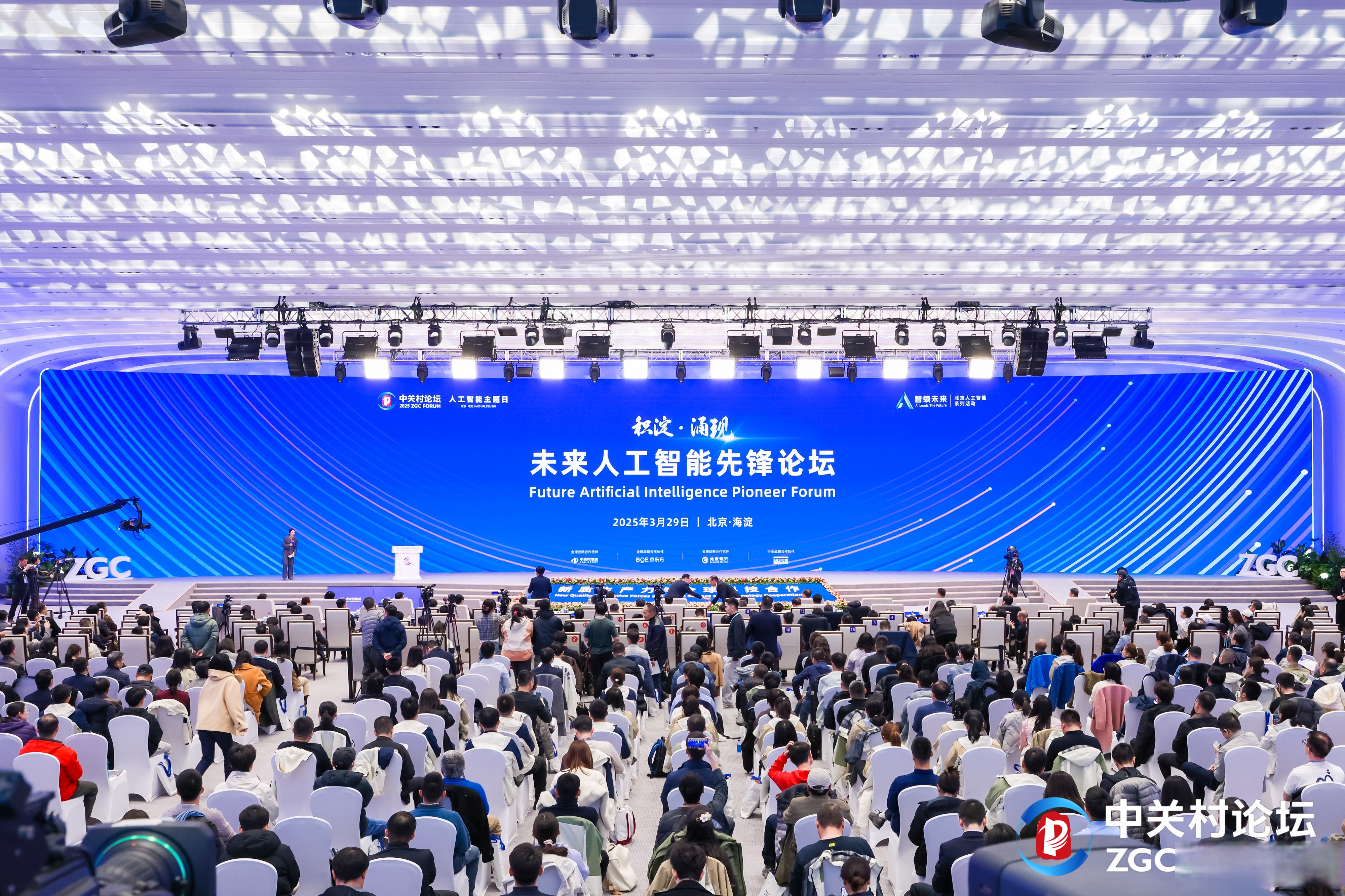 人工智能大会于今日开幕 A股人工智能公司业绩快速增长