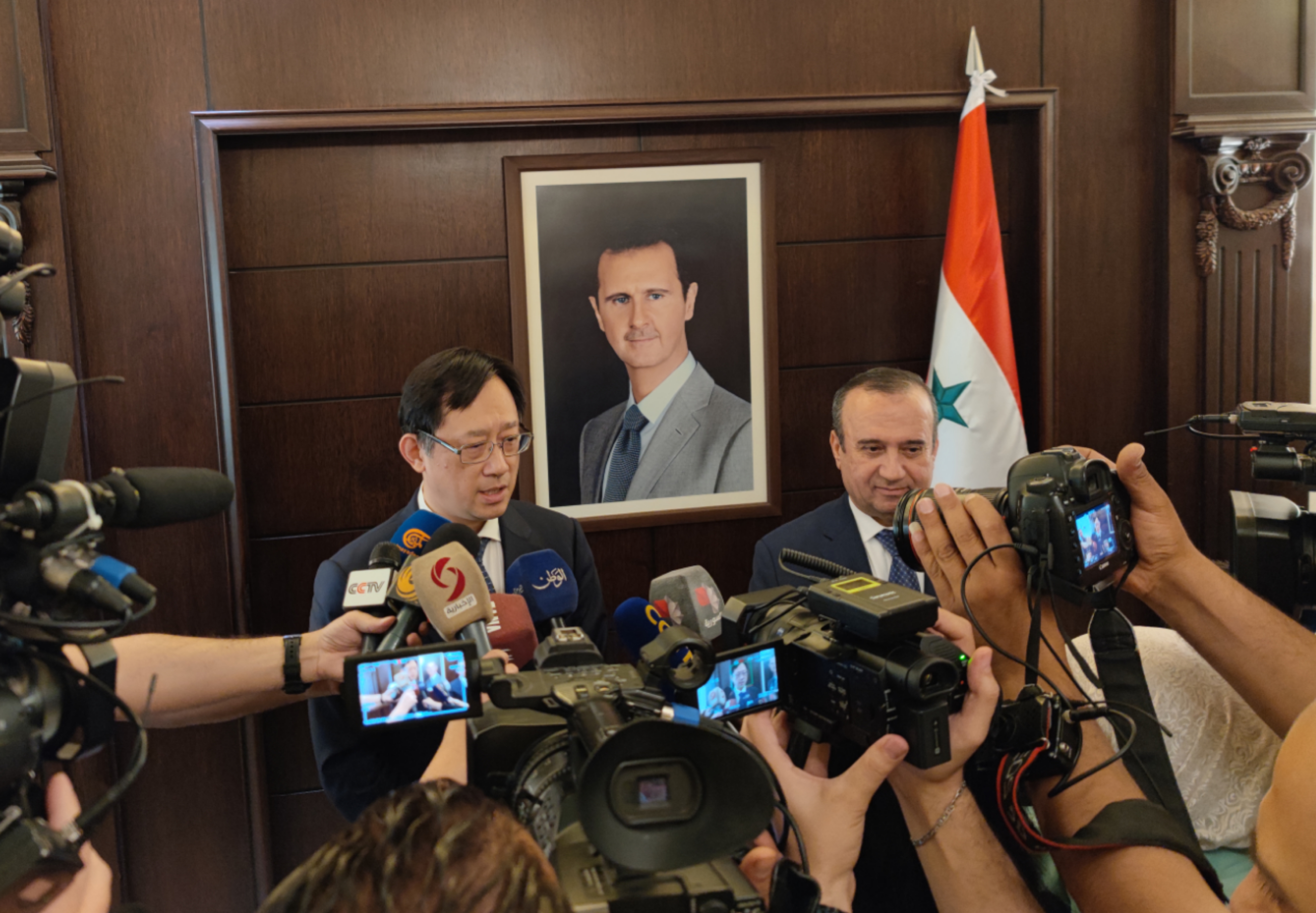 唐中东大使出席援毛防疟疾药浸蚊帐首批交接仪式