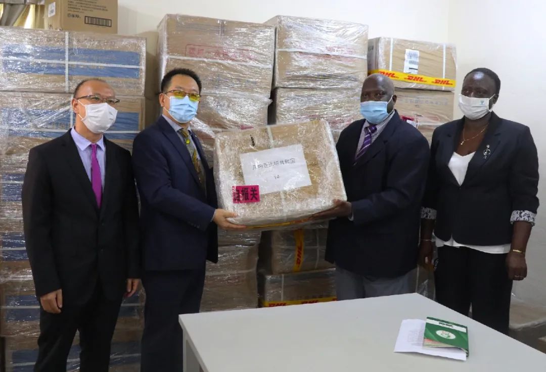 唐中东大使出席援毛防疟疾药浸蚊帐首批交接仪式