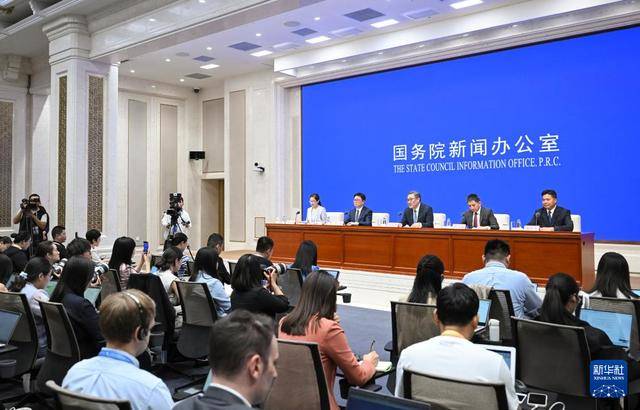 商务部国际贸易谈判代表兼副部长李成钢会见瑞典对外援助与外贸大臣杜萨