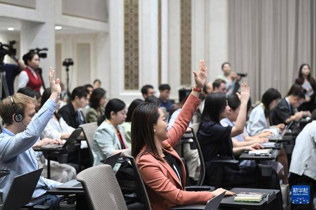 商务部国际贸易谈判代表兼副部长李成钢会见瑞典对外援助与外贸大臣杜萨