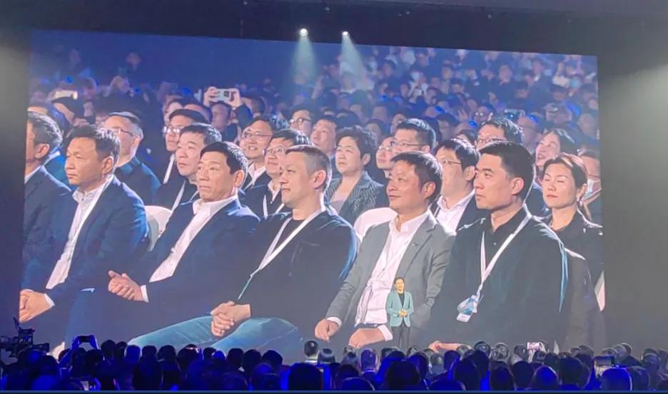 蔚来站上百万辆台阶，李斌：已从谷底进入第三发展阶段