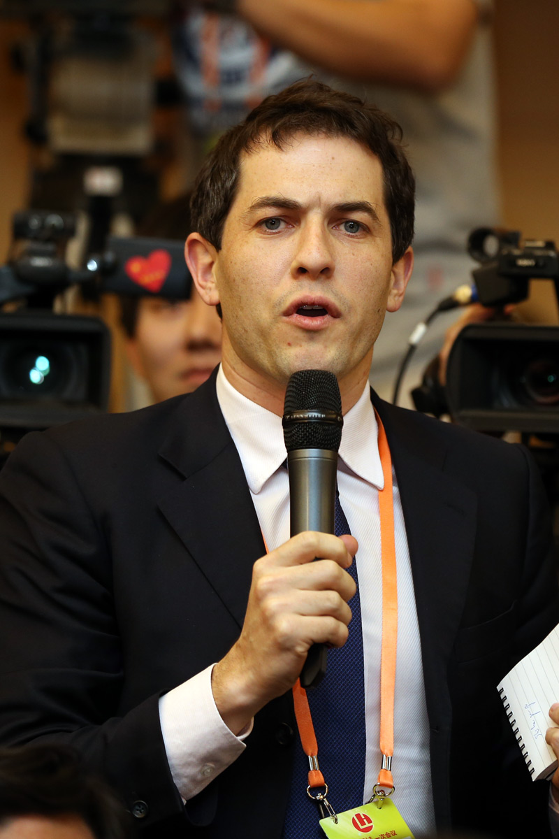 中国人民银行行长潘功胜会见加拿大前总理克雷蒂安