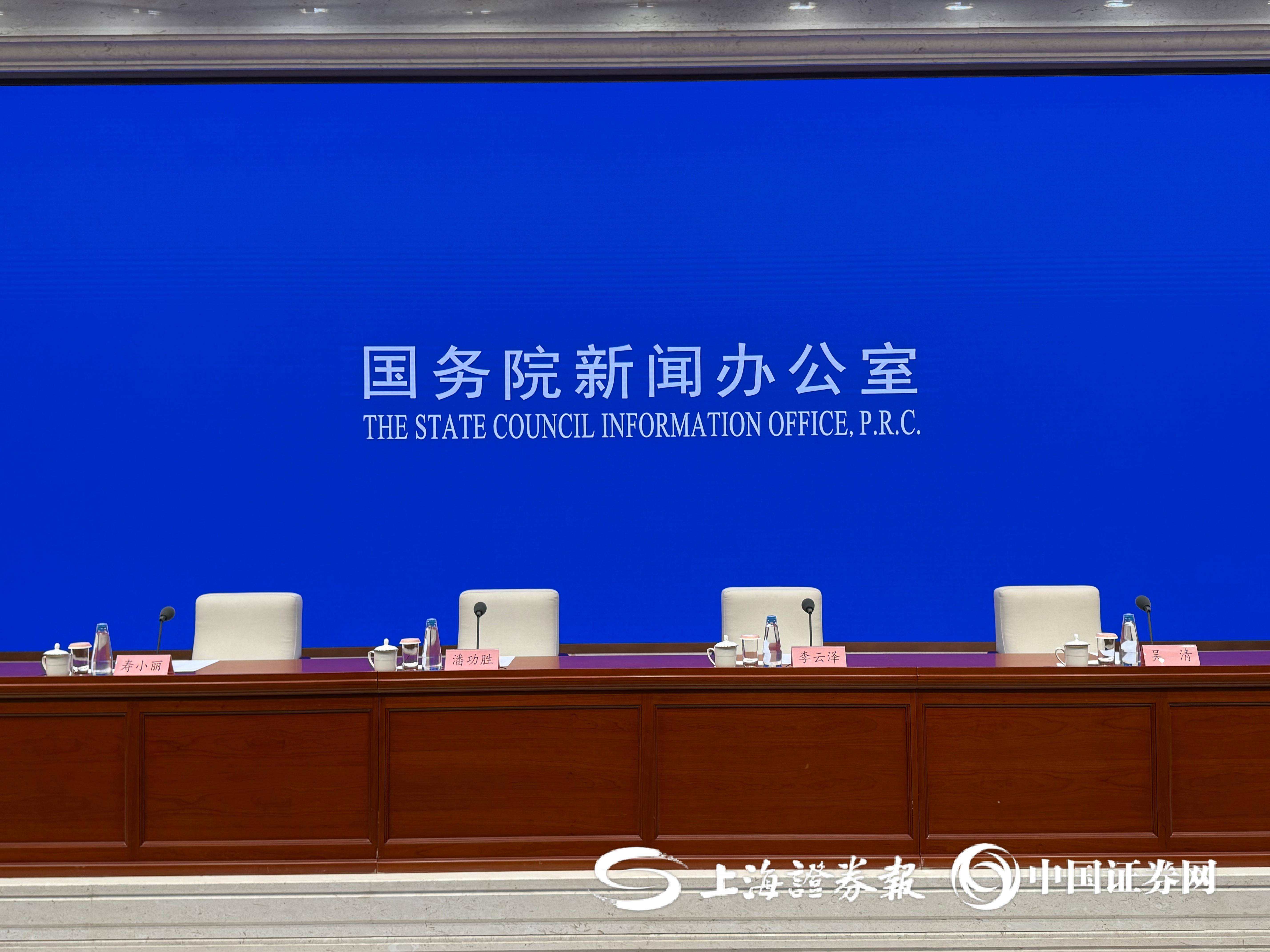 中国人民银行行长潘功胜会见加拿大前总理克雷蒂安