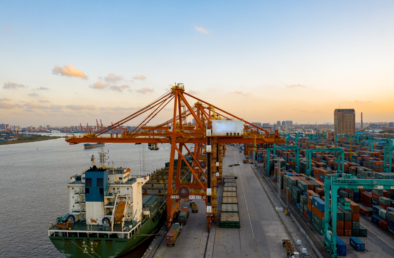 1月16日上海出口集装箱综合运价指数为1574.12点，较上期下跌4.4%