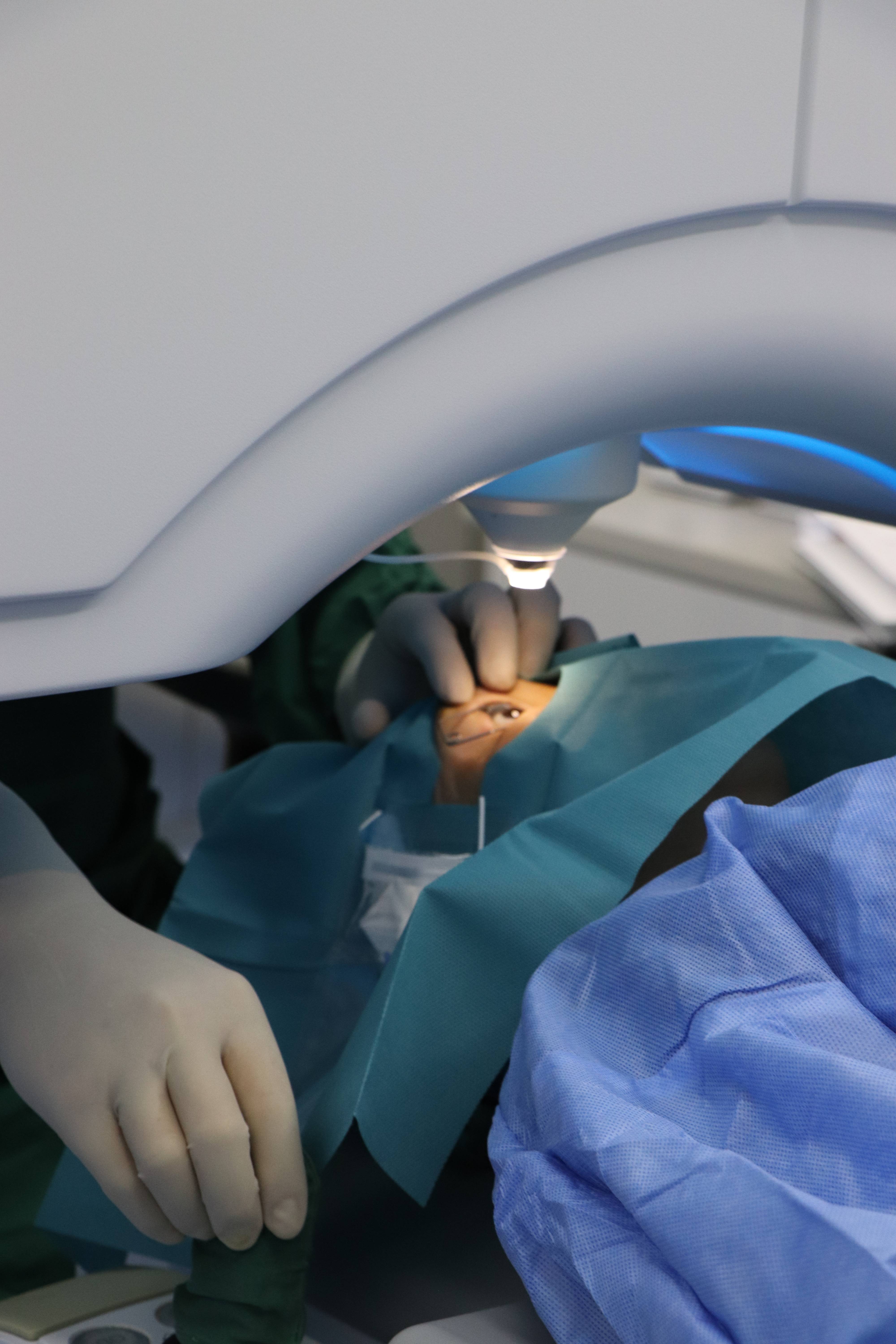 眼科手术自主机器人系统研发成功