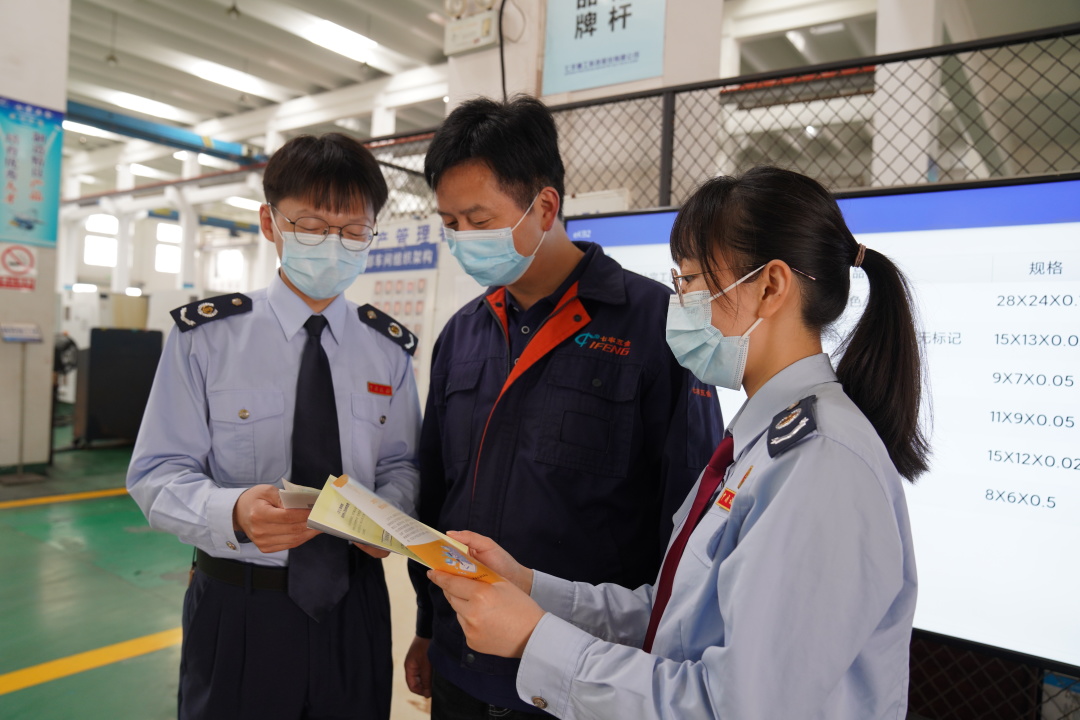 聚胶股份：董事拟减持公司不超0.85%股份