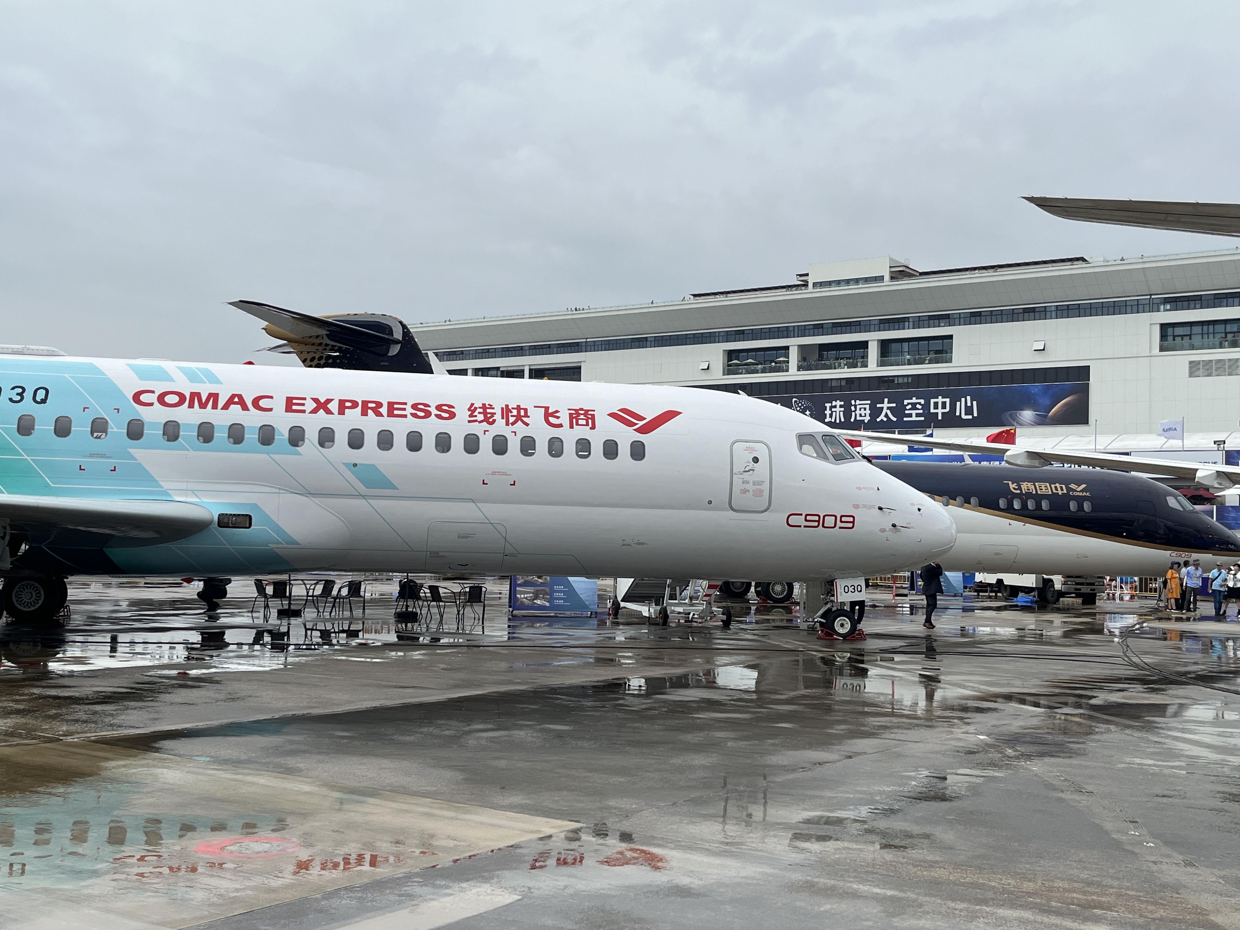 国产飞机C919和C909亮相2026年新加坡航展