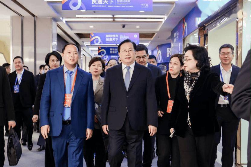 湖北省委书记王忠林与东风公司董事长杨青总经理冯长军座谈