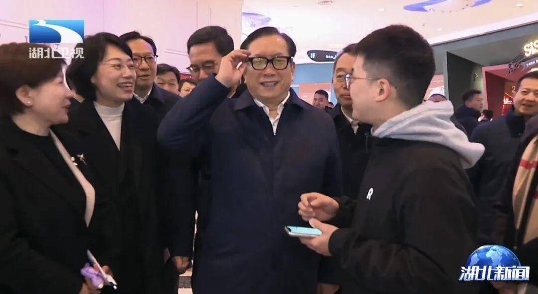 湖北省委书记王忠林与东风公司董事长杨青总经理冯长军座谈