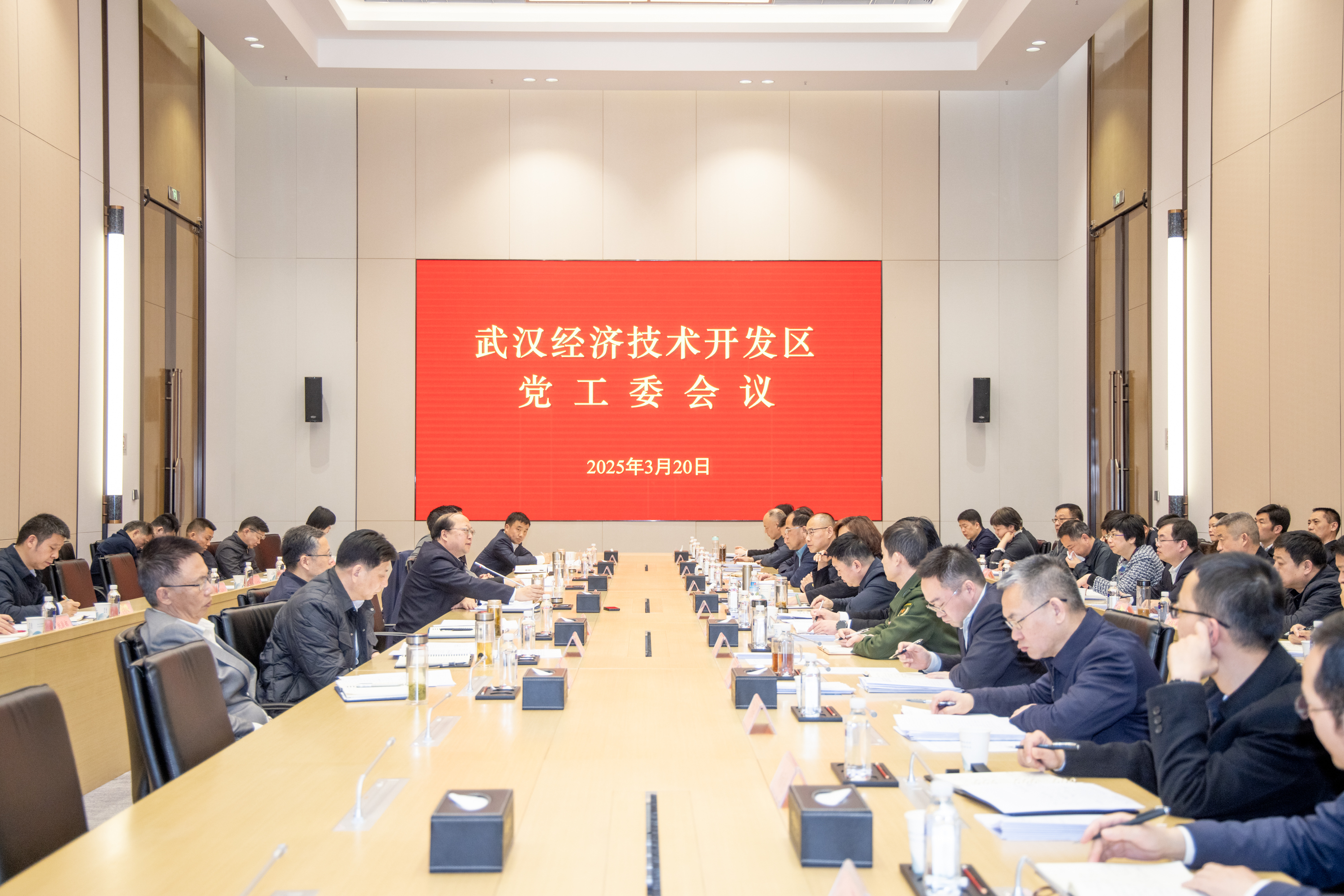 湖北省委书记王忠林与东风公司董事长杨青总经理冯长军座谈