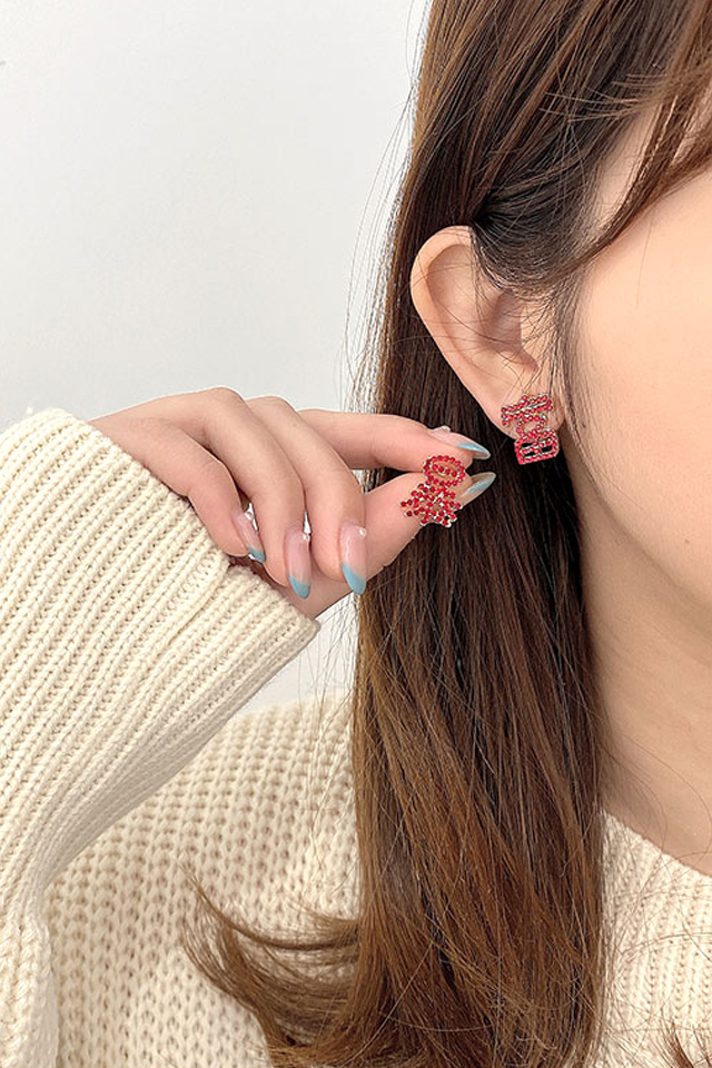 菜百股份获得外观设计专利授权：“耳饰（蜜蜂）”