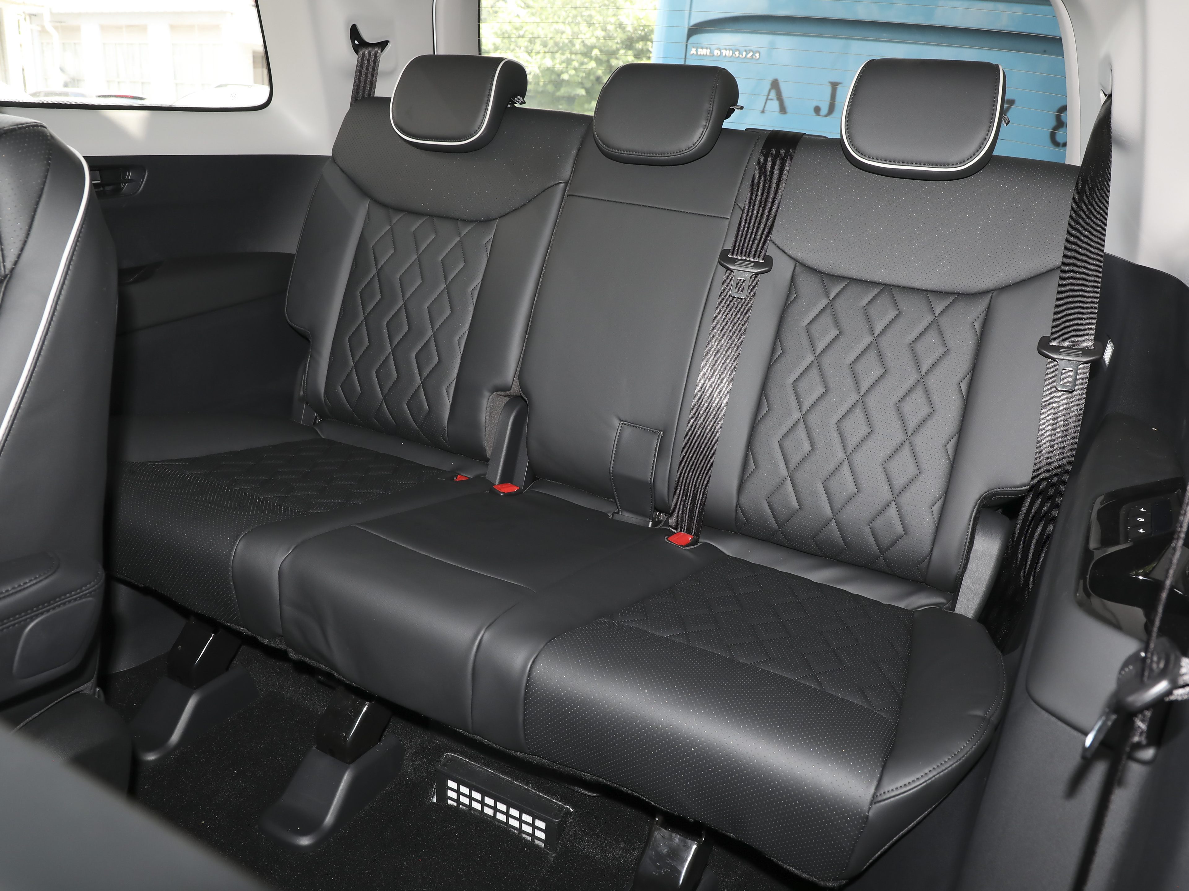 宁德时代纳电池首搭乘用车，首款车型为长安欧尚520