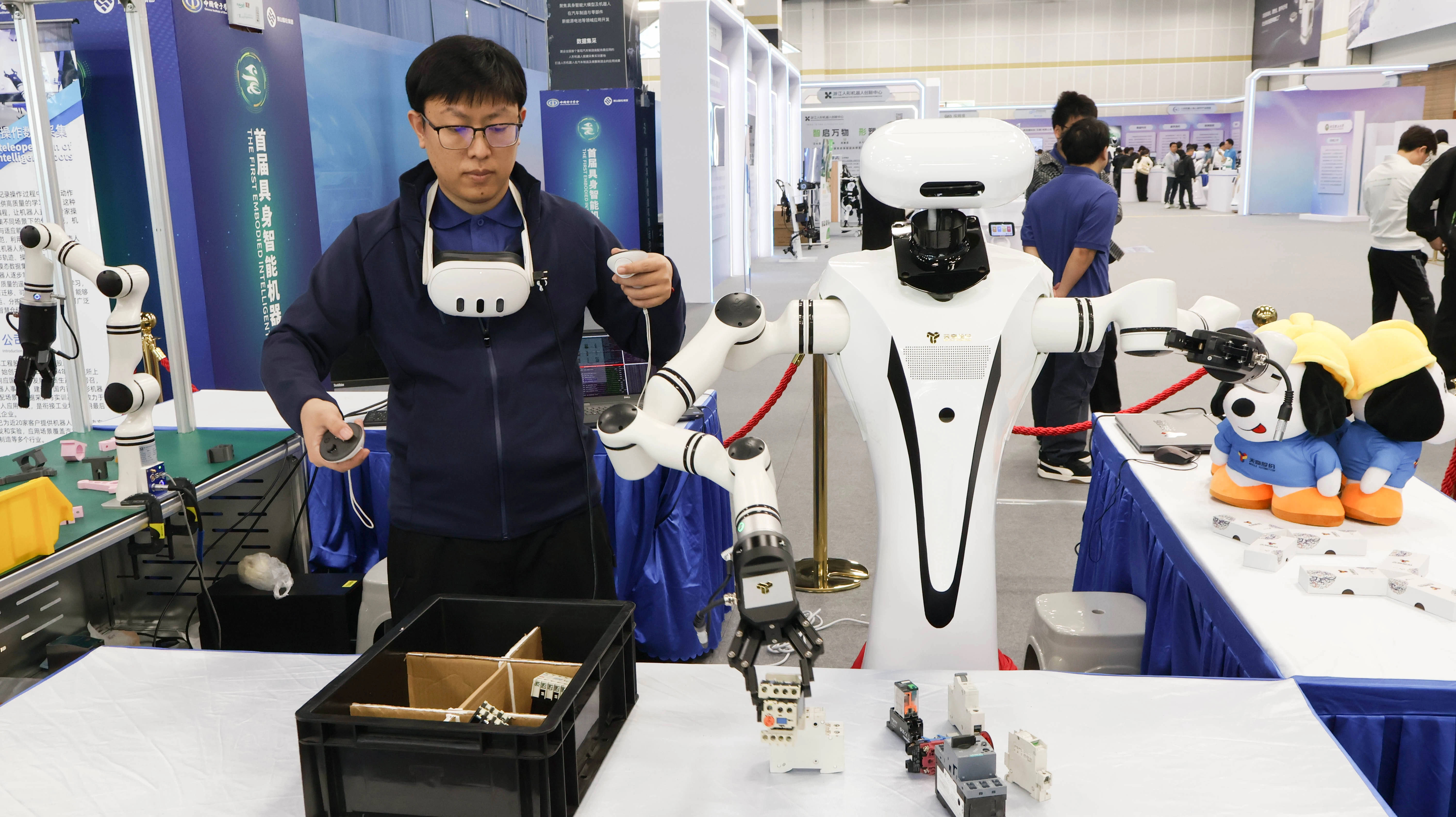 北京人形与严格智能战略合作 共推具身智能在重工特种作业领域应用