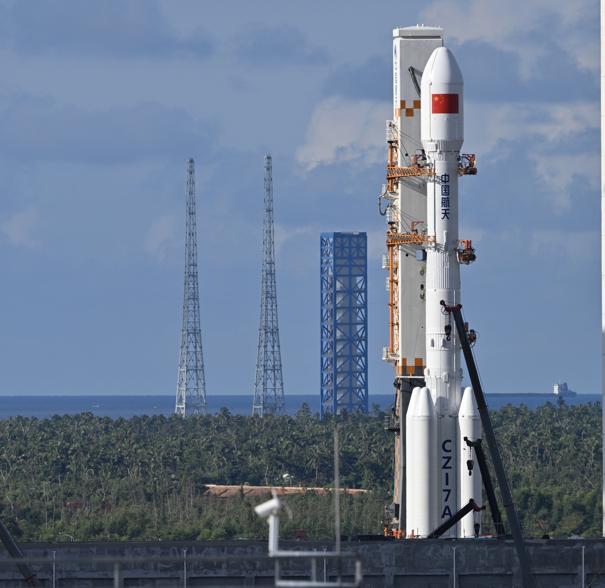 我国首个载人登月发射工位首次执行点火发射任务