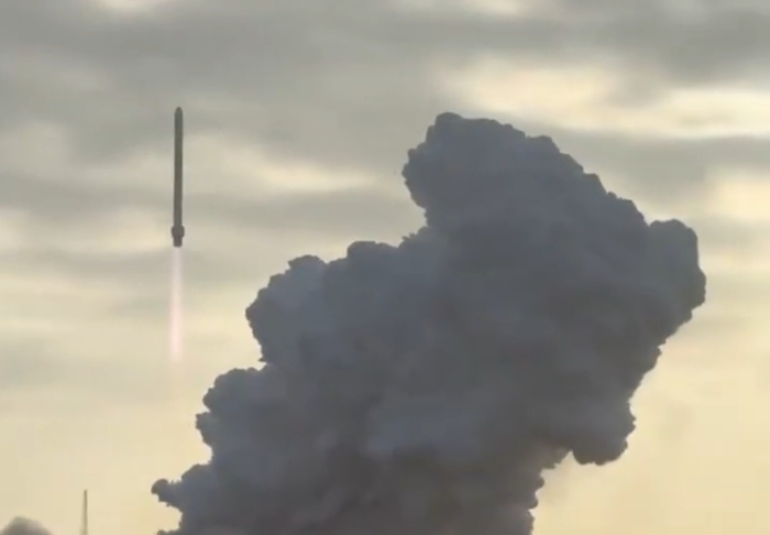 新华社快讯：海上搜索回收分队成功打捞回收长征十号运载火箭一级箭体，我国完成首次火箭一级箭体海上打捞回收任务