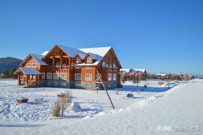 中国游客称因道路积雪,被困俄罗斯“极光村” 超40小时!有游客被安置在学校,安置点提供食物和热水,俄媒:滞留游客都已离开