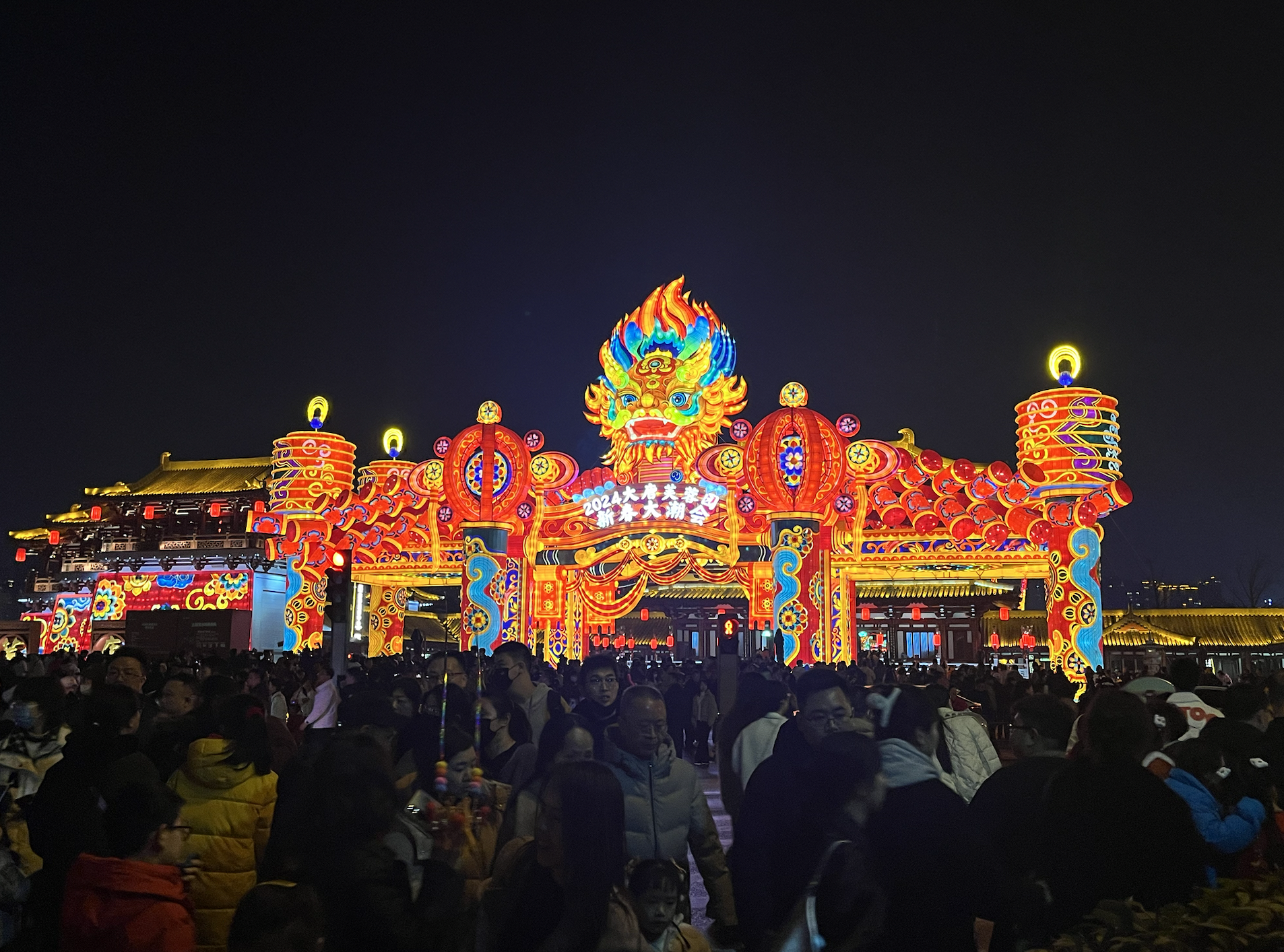 旅游过年成新风尚:“家人在身边,哪里都是年”丨新春走基层