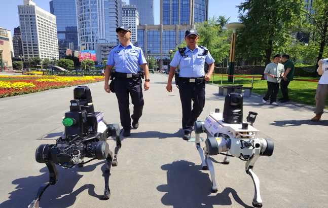 “成都造”新锐装备上岗 天府广场核心区域启用智能轮式机器人