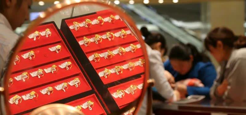 特写:金价高位震荡 深圳水贝市场春节“不打烊”