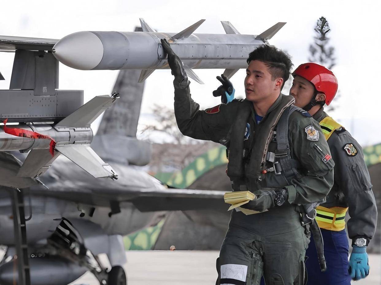 一天之内,两架F-16坠毁,飞行员一生一死