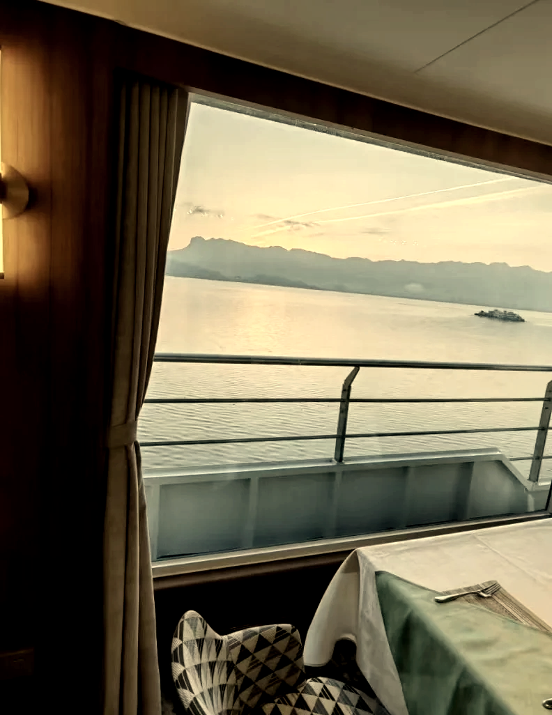 三峡旅游:公司首批两艘省际度假游轮预计投入运营时间将早于原计划时间,其中“长江行・揽月”计划4月首航