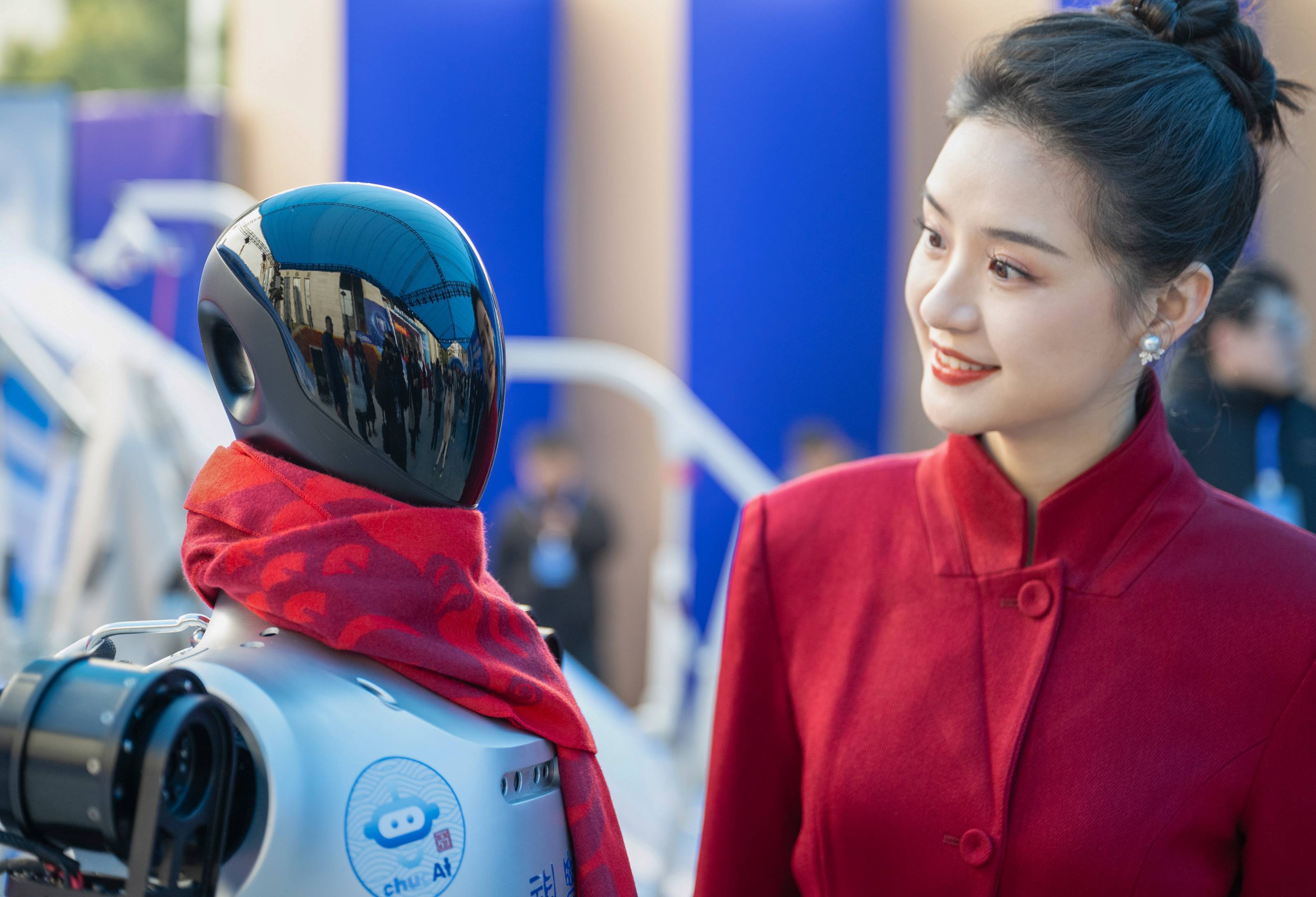 荣耀首款人形机器人亮相