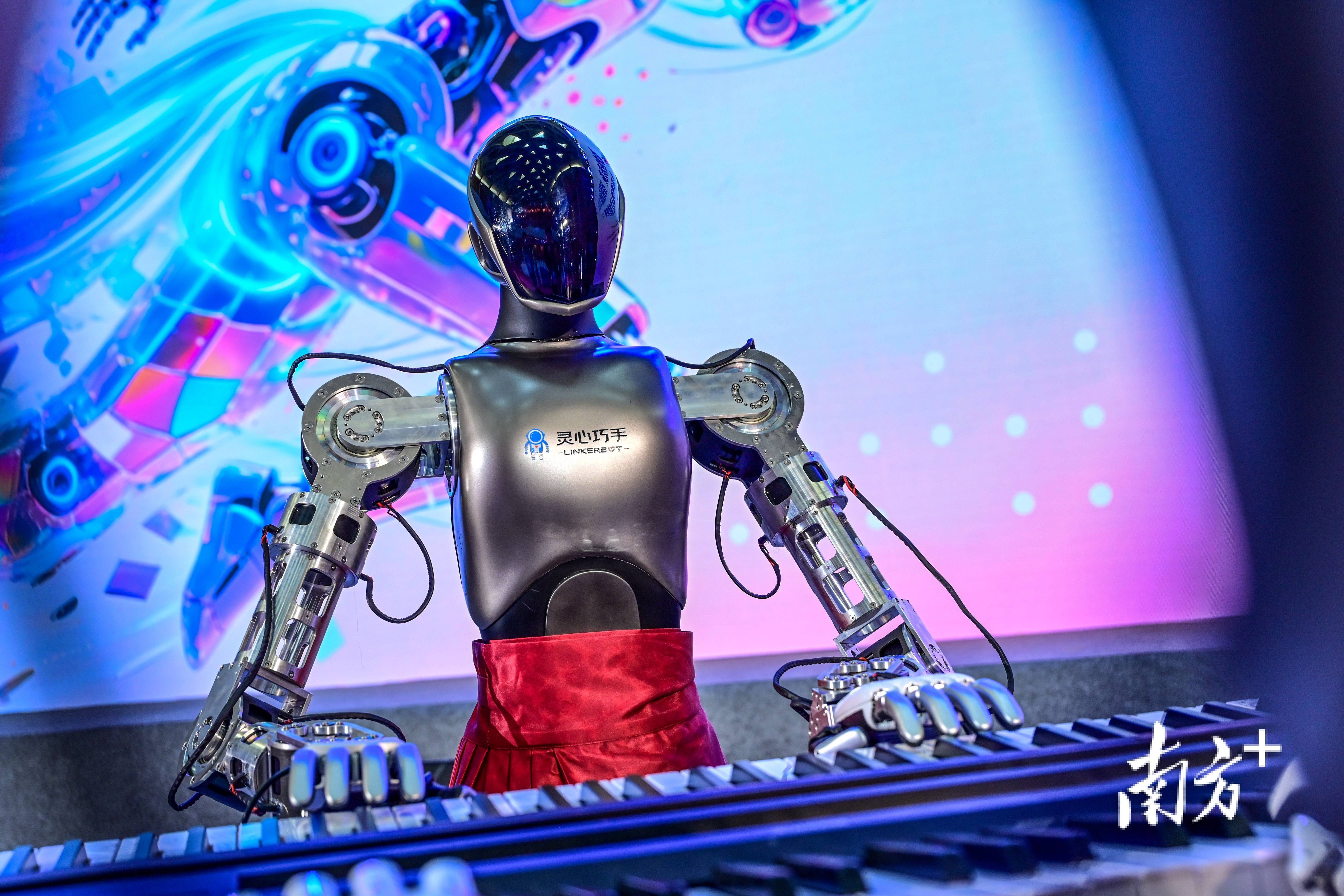 从“炫技”到“实干”，人形机器人产业转向，真正的竞争在“大脑”