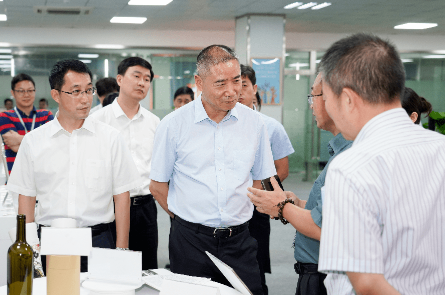 工信部部长李乐成调研信息技术创新应用和未来产业发展研究工作