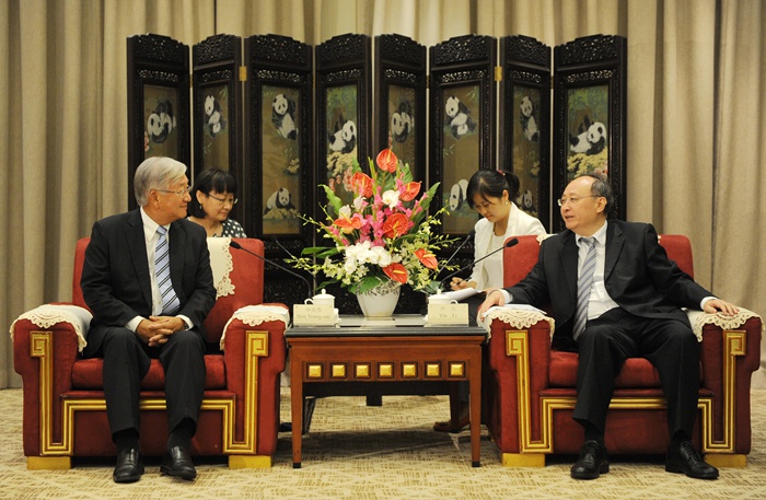 尹力会见跨国医药企业和协会负责人